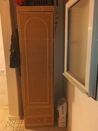 Armarios de mimbre y madera.