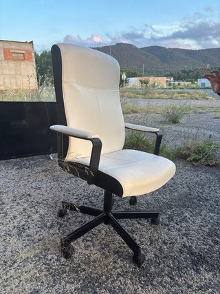 Silla de oficina IKEA blanca y negra