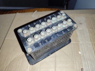 Antiguo transformador metálico negro