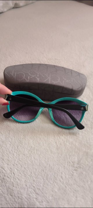 Gafas de sol Calvin Klein negras y turquesa