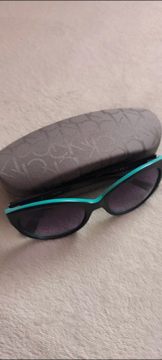 Gafas de sol Calvin Klein negras y turquesa