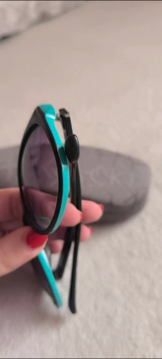 Gafas de sol Calvin Klein negras y turquesa