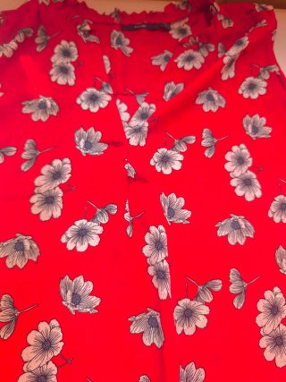 Blusa floral roja y blanca sin mangas