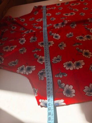 Blusa floral roja y blanca sin mangas