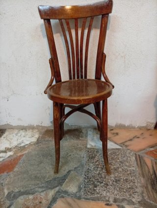 Vecchie sedie in stile Thonet in legno