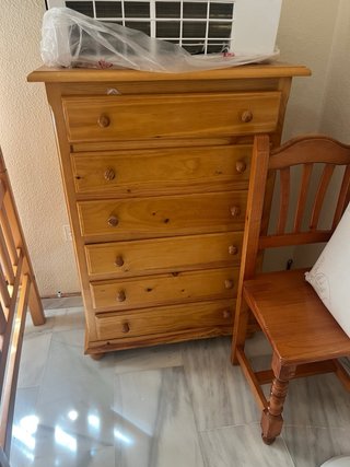 Literas de madera y cómoda