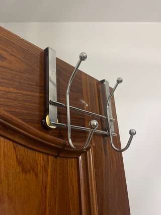 Colgador de puerta metálico plateado
