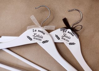 Perchas personalizadas boda madera