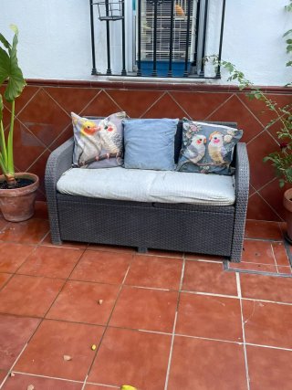 Sofá de terraza gris de plastico.
