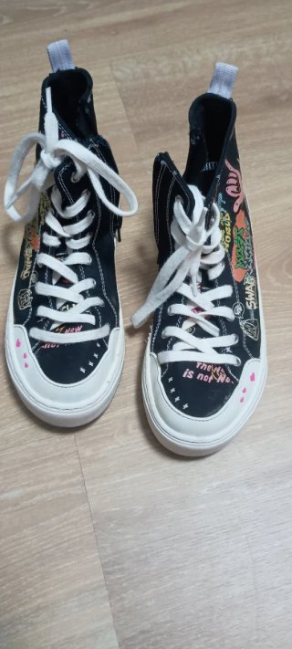 Zapatillas altas niña negras con estampado