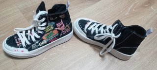 Zapatillas altas niña negras con estampado