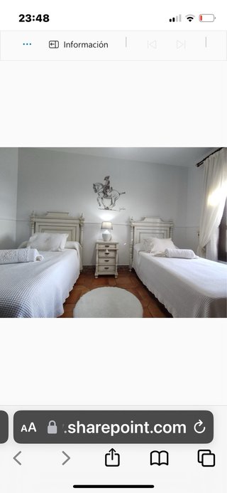 Mueble de madera con detalles en cristal