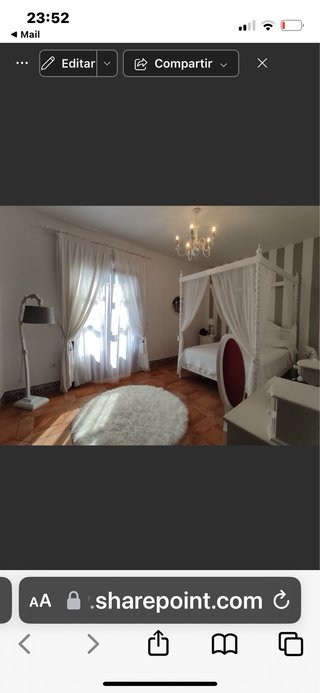 Mueble de madera con detalles en cristal
