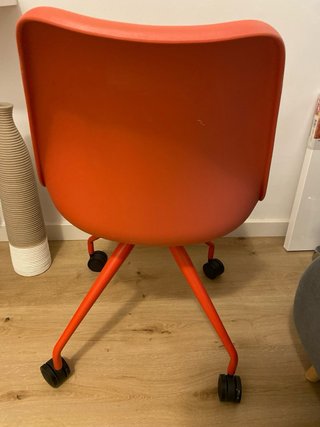 Silla de escritorio naranja con ruedas