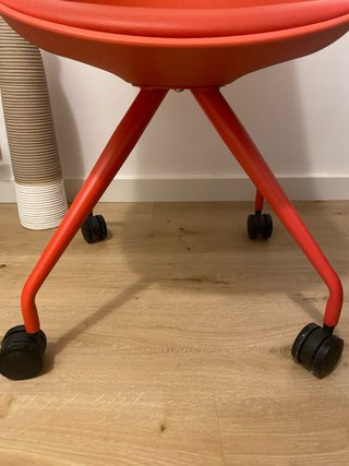 Silla de escritorio naranja con ruedas