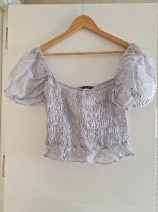 Blusa Zara manga corta volantes lila
