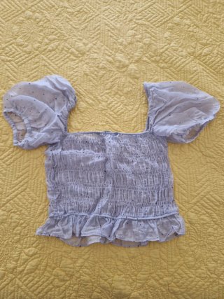 Blusa Zara manga corta volantes lila