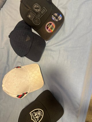 Lote 4 Gorras Armani, Gucci, Raiders, New Era