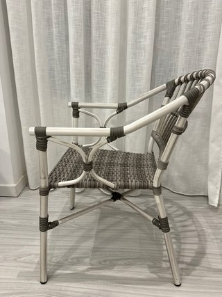 Silla de exterior gris con estructura metálica