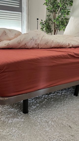 Cama doble con colcha poco uso