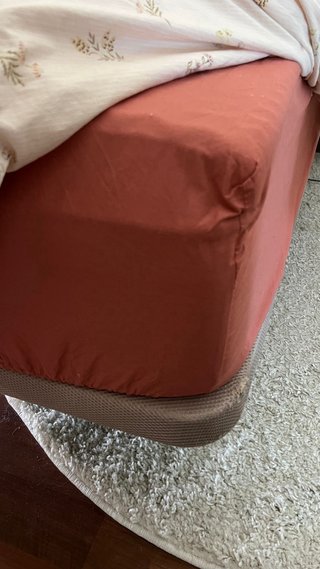Cama doble con colcha poco uso