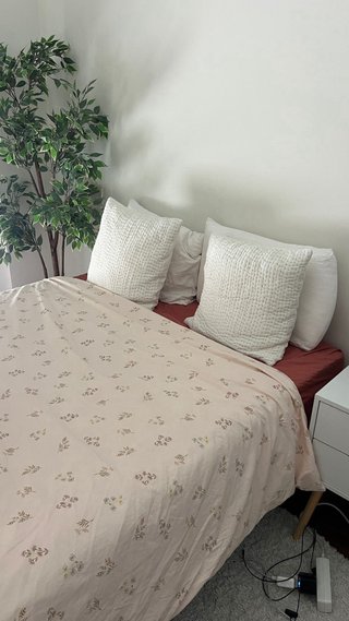 Cama doble con colcha poco uso