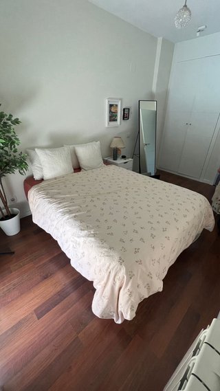 Cama doble con colcha poco uso
