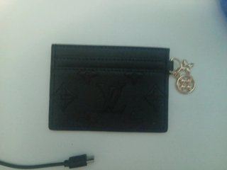 Tarjetero Louis Vuitton Negro con Charm