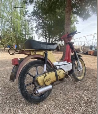 Vespino Moped Rojo y Amarillo