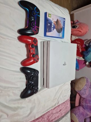 Consola PS4 Pro Bianca + 3 Controller + FIFA 22