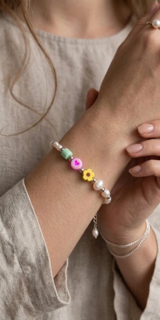 Pulsera perlas y abalorios corazón y flor