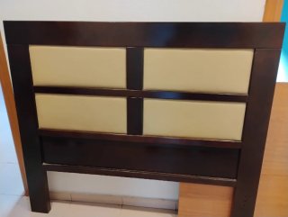 Cabecero de madera beige y marrón