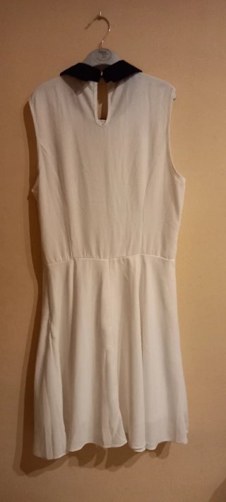 Vestido blanco con cuello negro