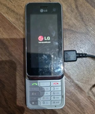 Teléfono LG con cargador