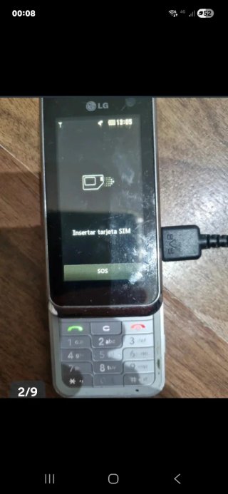 Teléfono LG con cargador