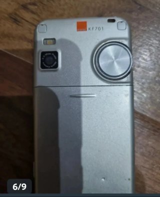 Teléfono LG con cargador