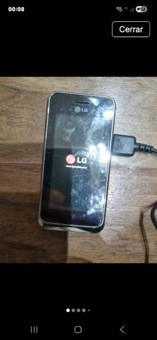 Teléfono LG con cargador