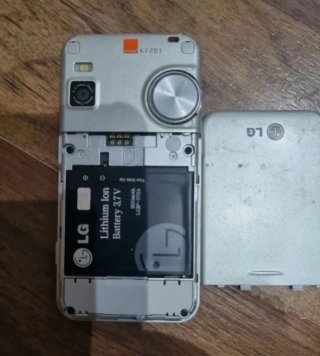 Teléfono LG con cargador
