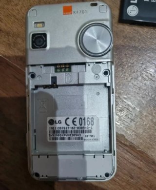 Teléfono LG con cargador