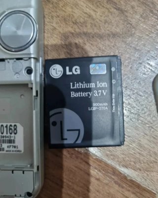 Teléfono LG con cargador