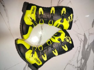 Casco,botas,peto,protección de caderas, y traje