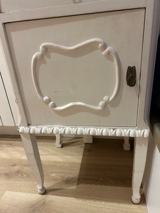 Mesita de noche antigua con patas y tapa de mármol