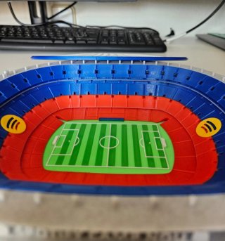 Maqueta Estadios Fluoresc. Spotify +Johan Cruiff