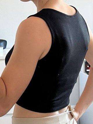 Top negro con nudo frontal