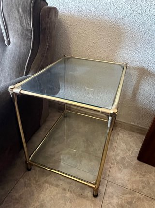 Mesa auxiliar cristal y metal dorado
