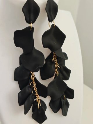 Pendientes largos pétalos negros y dorados