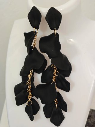 Pendientes largos pétalos negros y dorados