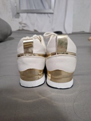 Zapatillas Blancas y Doradas