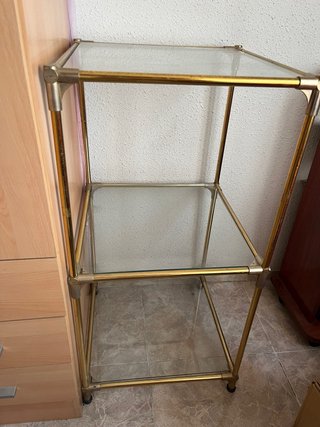 Estantería cristal y metal dorado