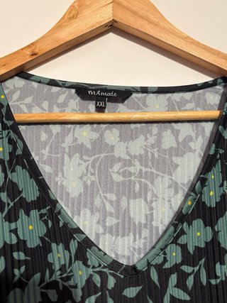 Blusa plisada floral, talla grande XXL.